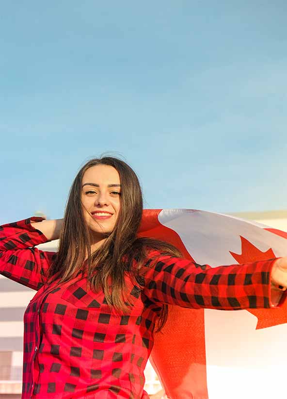 Pessoa segurando uma bandeira canadense